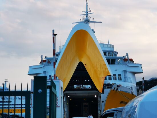 los geht das Kunstwerk des Einparkens der Autos. Die Mitarbeiter haben es drauf - für mich ein Rätsel - aber am Schluss passt das Auto-"Tetris"-Puzzle