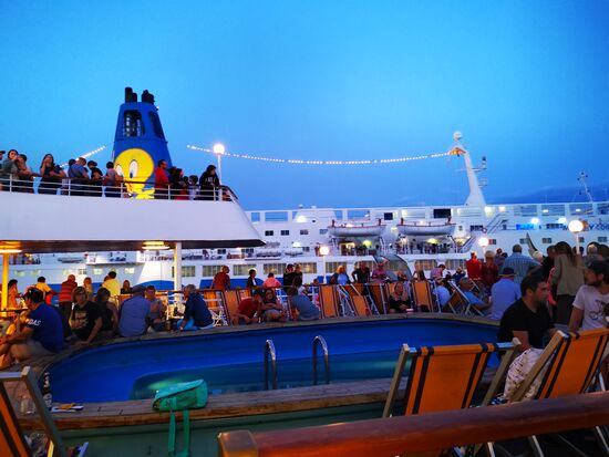 beim Auslaufen sind alle Passagiere an Bord