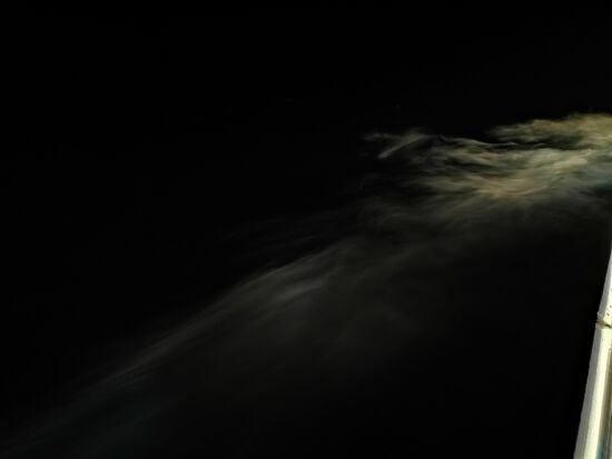 ... wohl, weil es sehr windig und stürmisch ist, flüchten die Passagiere nach innen ...