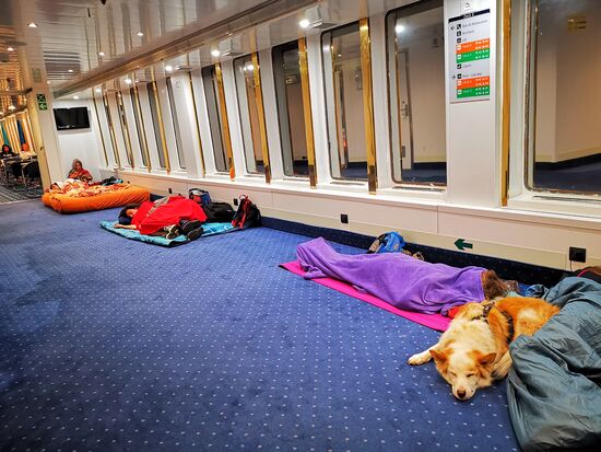 keine Alternative für mich - hier ist die Klimaanlage kurz vor Gefrierpunkt eingestellt - kälter als draußen - und es ist so hell wie in einem OP-Saal 