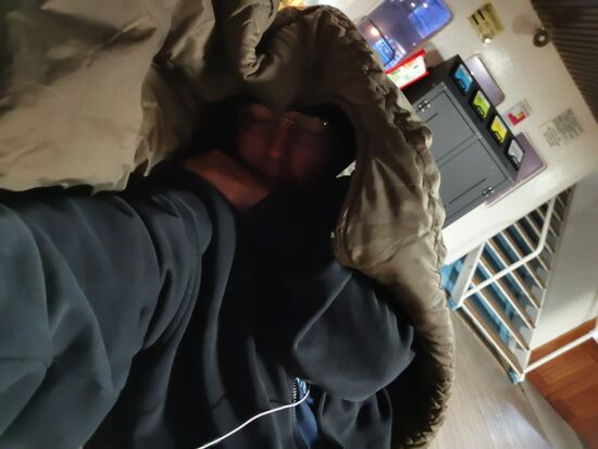 mit Heeres-Schlafsack und Musik auf den Ohren, gelingen auch ein paar Stunden Schlaf - gute Nacht zusammen und stürmische Grüße