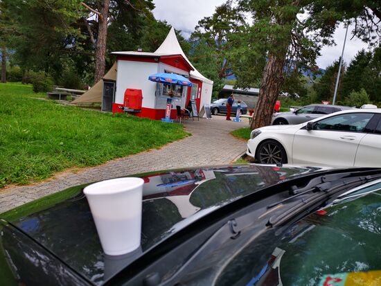 2. Doping notwendig: Rastplatz - irgendwo in der Schweiz - in dieser schrecklichen Imbissbude - der Becher Kaffee für 3,50 € - weitere Details? Bericht lesen ... 
