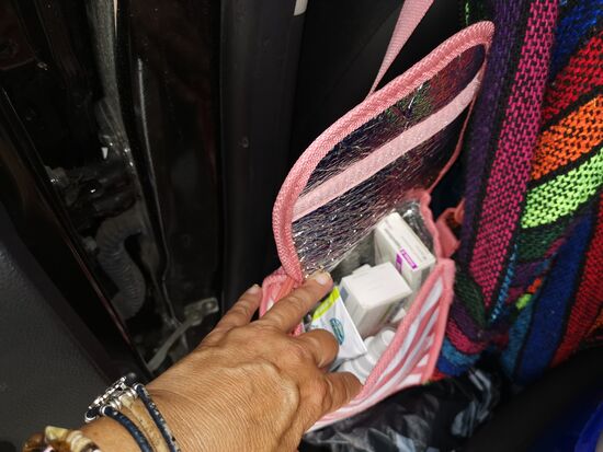Medikamente: 
kleine Kühltasche mit Träger für die Medis - an Kopfstütze unter die Jacken gehängt