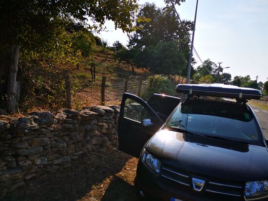 Sichtschutz zwischen den zwei Türen, abseits der Straße 