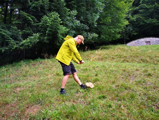 Jan fotografiert das Essen, bevor es auf dem Teller ist.