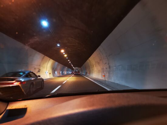 Rein in einen Tunnel, raus aus dem Tunnel und rein in den nächsten Tunnel. Die Mittelmeerküste in Italien Richtung Savona.