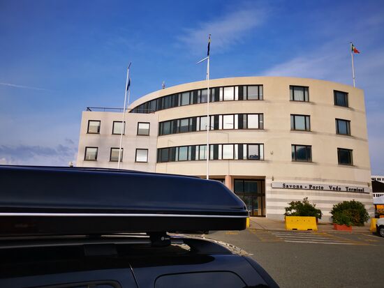 18 h: Einfahrt ins Hafengelände