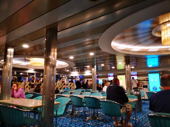 15 Minuten später hat sich eine lange Warteschlange an der Essensausgabe gebildet.