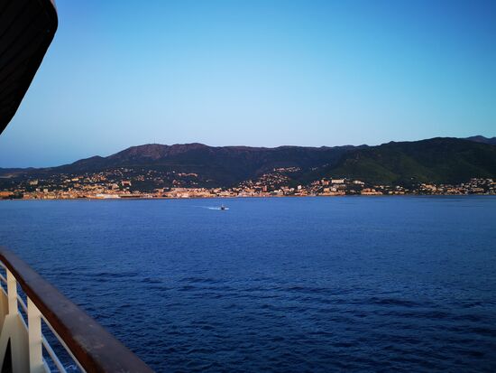 Land und Lotsenboot in Sicht