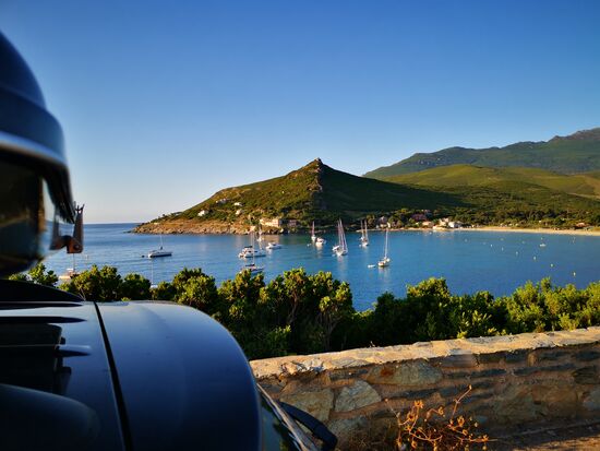 wunderschön: die Küstenstraße nach Norden im Morgenlicht
