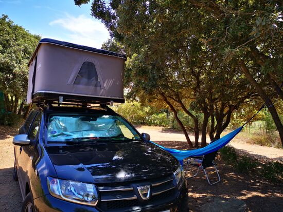 hübscher Platz - so wie ich das liebe: nix parcelliert, stellen Sie sich hin, wo sie wollen. Nur eins gibt es nicht: eine Stelle, wo das Auto gerade steht. Heute nacht, wird meine Matratze bestimmt sehr einseitig beschlafen 