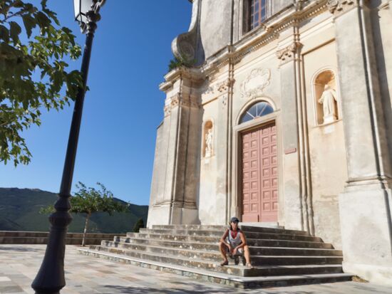 der Ort ist menschenleer, aber aus der Kirche ertönt Orgelmusik