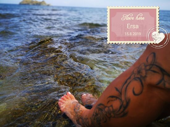 Füße im Wasser am nördlichsten Punkt von Korsika 