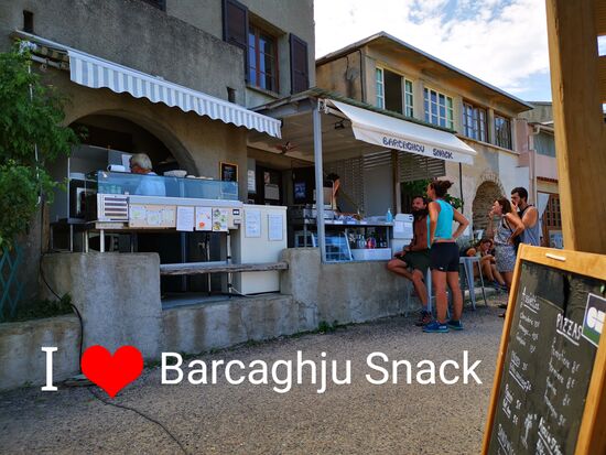eine urige kleine Kneipe mit der Straße zwischen Sitzplätzen und Küche 