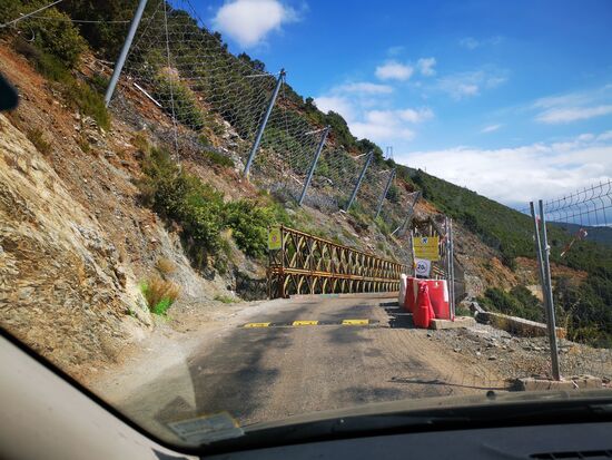 Abenteuer: über diese Brücke darf immer nur ein Fahrzeug. Und fragt nicht, was für Geräusche die machte .... 