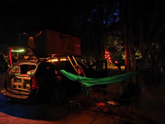 Nachtleben im Auto, auf dem Auto und um das Auto herum 