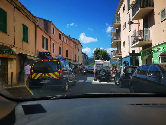 Totaler Stau durch St. Florent - dann ein Einsatzfahrzeug und erstaunlicherweise kommt es durch - irgendwie werden die nötigen Meter gefunden, um Platz zu machen.