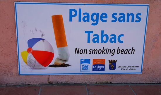 So ein Schild habe ich noch nie gesehen, aber halte es für eine gute Idee. Wer kennt nicht die vielen Kippen, die oft an Stränden liegen und sich leider nie auflösen 