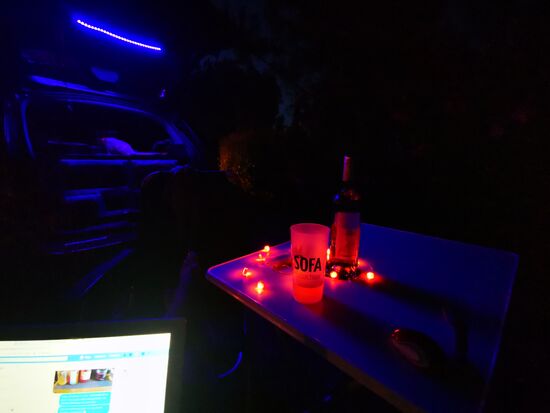 21:30 ... immer noch weit über 20 °, lärmende Kinder, feiernde junge Leute, Unterhaltungen überall ... nur ich habe mir selbst gerade nichts zu sagen  An Schlaf (noch) nicht zu denken.