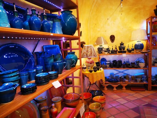 Und dann ist da dieser Laden geöffnet 
www.facebook.com/ceramicadipigna