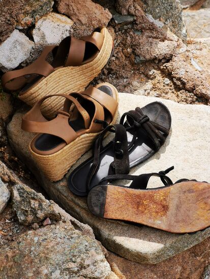 Schuhe vor einer Haustür - die Dame, die auf diesen Sohlen durch diese Steinstraßen unfallfrei läuft, wohnt schon länger hier.