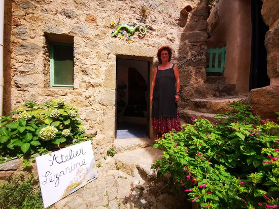 Madame fertigt wunderschöne Bilder und Schmuck aus Stoffresten.