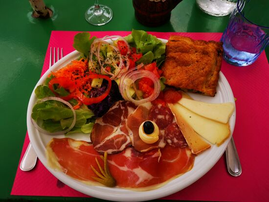 Mittagessen mit einem gemischten Teller korsischer Spezialitäten