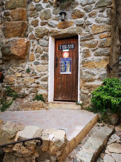 hinter dieser Tür befindet sich das WC der Taverne - man darf auf Korsika nicht viel erwarten, wenn man in einem kleinen Restaurant das WC aufsucht, aber hier war die Überraschung gelungen: