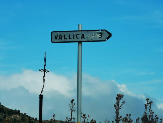 Es gibt keine Schilder auf Korsika, die nicht zerschossen sind.