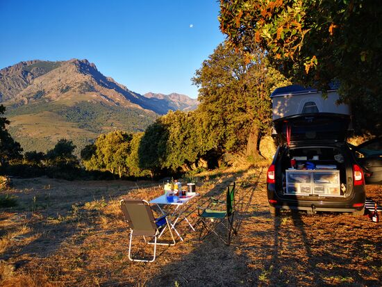 Frühstück in der Morgensonne mit Bergpanorama - herrlich