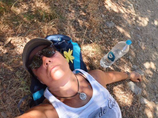frau hat nichts gejagt, ist nur platt vom bergauf laufen
bei 35 ° in der Sonne