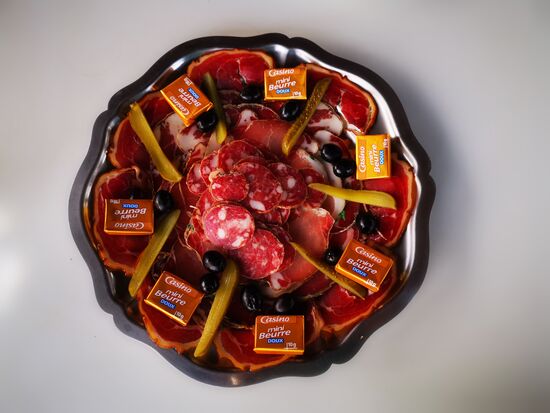 Abendessen von Korsen mit Korsen und Belgiern:
1. Gang: Charcuterie (korsischer Schinken, verschiedene Sorten und Salami)