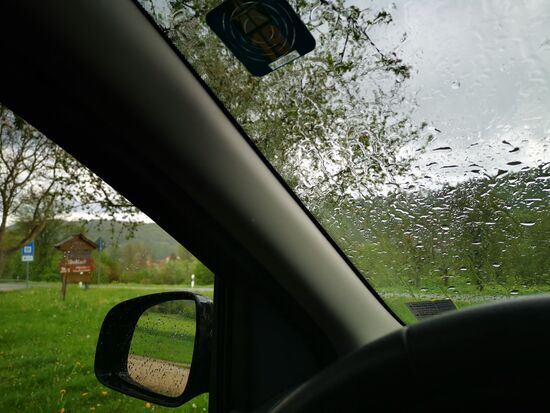 rechtzeitig zum Regenguss das Auto erreicht