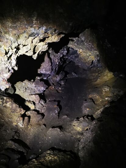 in dieser Höhle ist es schwierig zu gehen, die Blöcke sind feucht und glatt.
