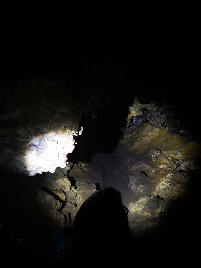 Wir haben auch nicht genug Licht dabei und aus Vernunftgründen gehen wir im hinteren Teil der Höhle den schmalen Pfad in eine Halle sowie Stufen abwärts in eine tiefer liegende Höhlenetage NICHT.