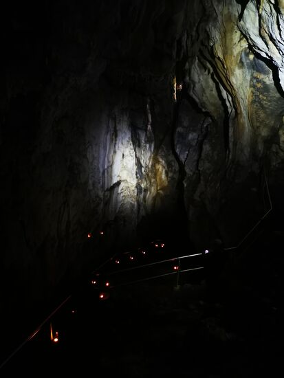 In dieser Höhle gibt es Steinstufen mit Geländer, so dass sie sich gut begehen lässt. Mit Teelichtern bestückt gibt es einen romantischen Anblick.