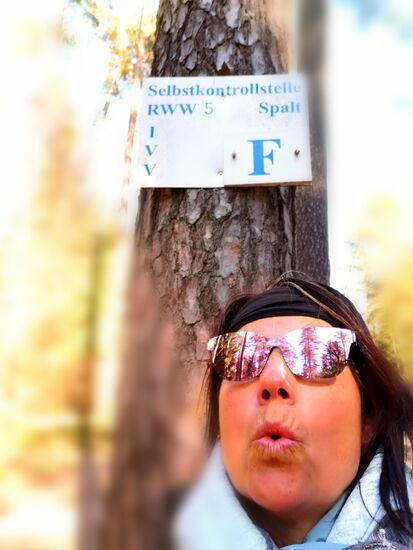 ich habe mich mal schnell kontrolliert: bin jetzt fast 5 Stunden unterwegs gewesen und 18 km gelaufen, begegnet sind mir nicht einmal 10 Menschen - also: alles o.k.