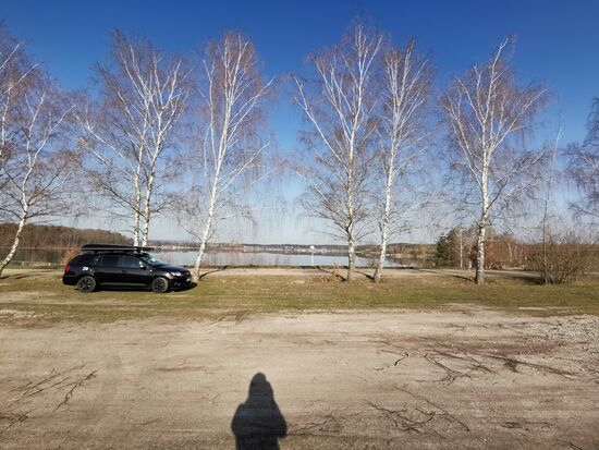 Einer der wenigen nicht gesperrten Parkplätze mit einem Parkscheinautomat, der in Betrieb ist. Ich bin brav und kaufe mir das Tagesticket für 4 €.