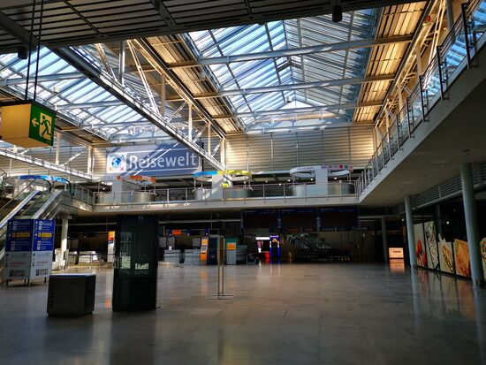 noch nie habe ich so eine leere Halle an einem Flughafen gesehen
