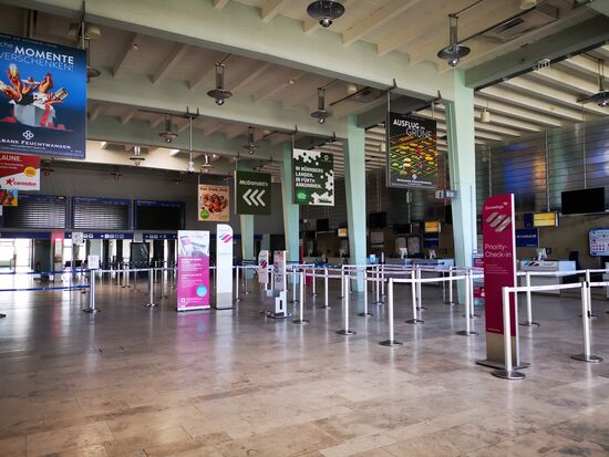 keine Warteschlangen - es juckt in den Füßen, die Absperrbänder für eine Slalomrunde mit dem Roller zu nutzen ... aber ich beherrsche mich 