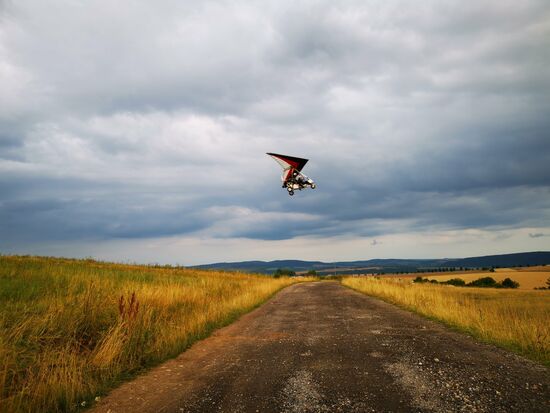 schon auf der Zufahrt zum Flugplatz kann einem schon mal ein Luftsportgerät über das Auto fliegen