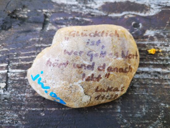 "Glücklich ist, wer Gottes Wort hört und danach lebt" Lukas 11:28
Ein Stein der Zeugen Jehovas - ich lasse ihn liegen ...