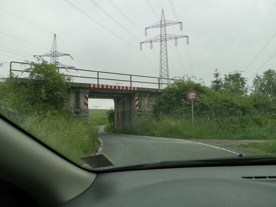 eine Bahnlinie - dann muss ja wohl auch eine Eisenbahnbrücke zu finden sein ...?