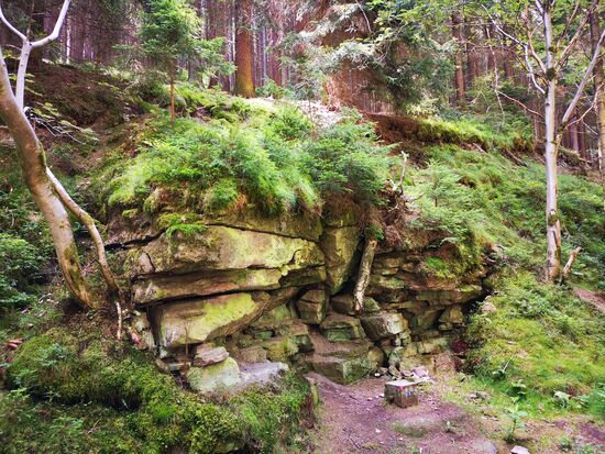 vom Parkplatz aus geht es ca. 15 Min. relativ steil bergauf bis zur Staumauer.