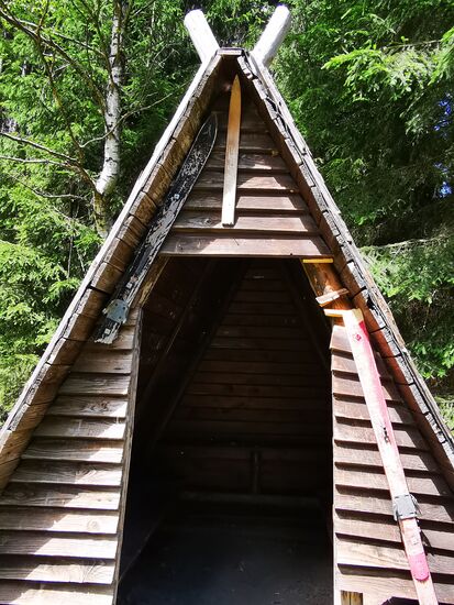 Schutzhütte mit Ski-Überbleibseln als Deko