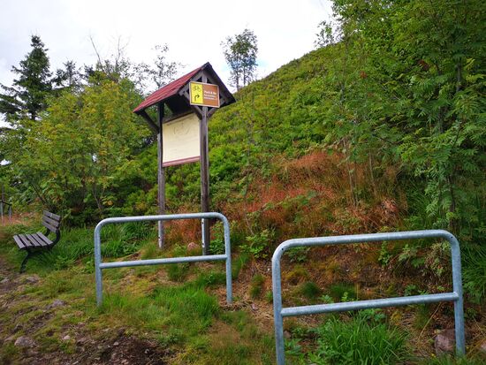 ganz kurz vor dem Gipfel gibt es tatsächlich eine "Radl-Parkstation". Respekt, wer hier rauf radelt, ich hatte zu Fuß stellenweise mal Schnappatmung