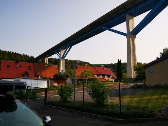 Länge 845 m, Höhe max. ca. 82 m