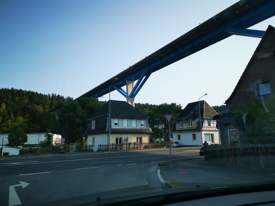Haseltalbrücke: sehr befremdlich - so direkt über den Häusern 