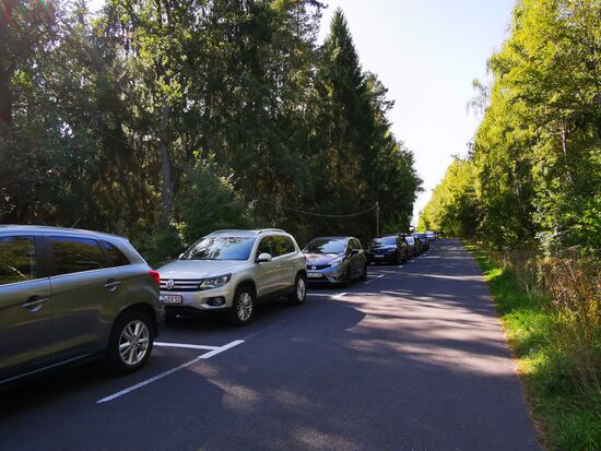 viele Parkplätze auf der Zufahrtstraße zur Talsperre