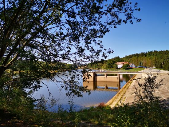 Staudamm mit Blick auf Steakhaus/Hotel Riverdam